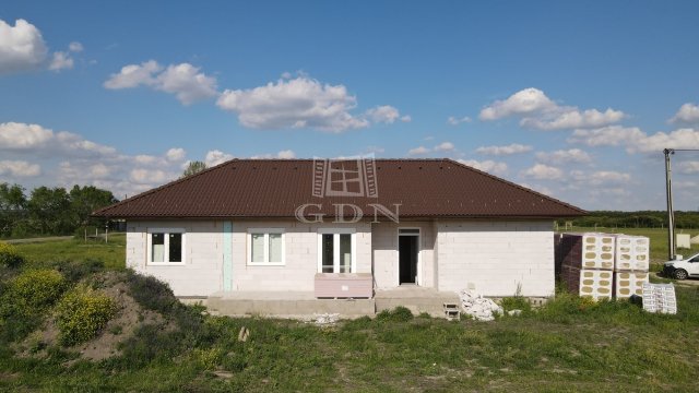 Eladó ikerház, Iszkaszentgyörgyön 79.9 M Ft, 4 szobás