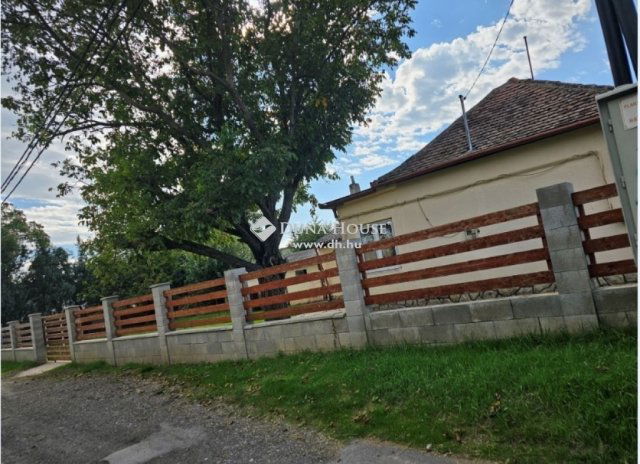Eladó családi ház, Pécsett 31.9 M Ft, 3 szobás