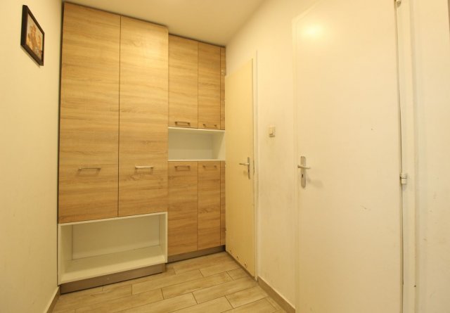 Eladó panellakás, Győrött 57.5 M Ft, 5 szobás