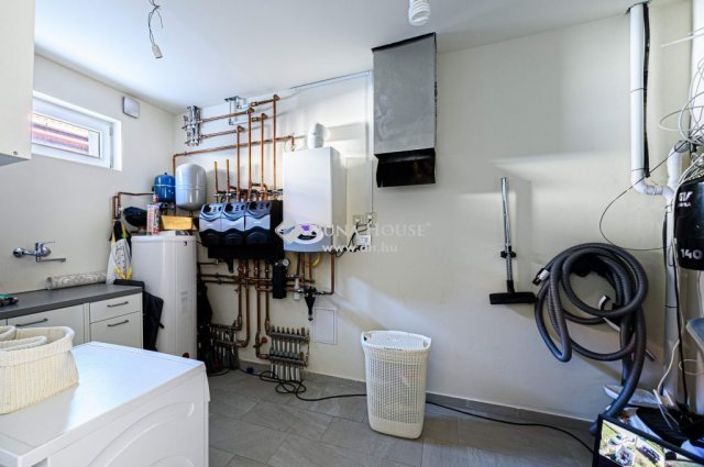 Eladó ikerház, Pécelen 369 M Ft, 11 szobás