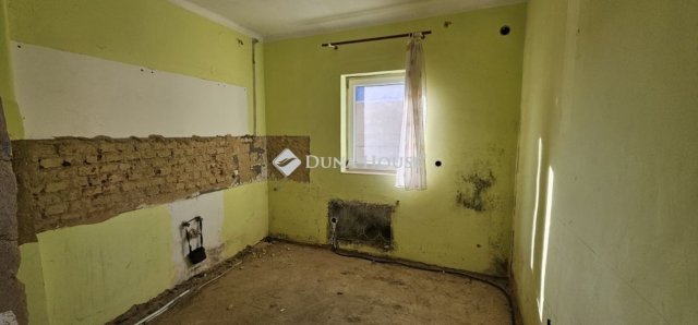Eladó családi ház, Pécsett 39 M Ft, 3 szobás