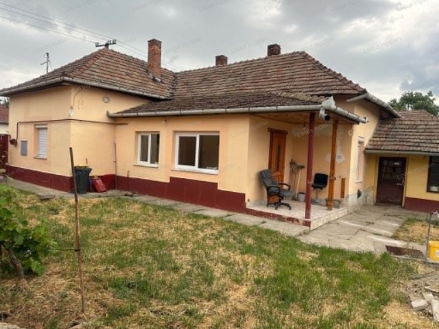 Eladó családi ház, Törökszentmiklóson 16.5 M Ft, 2 szobás