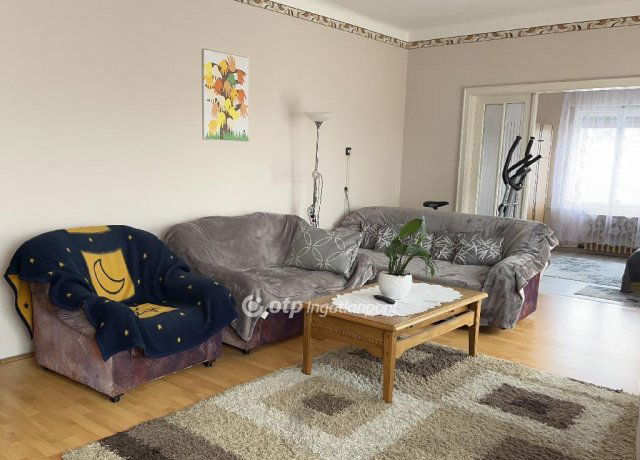 Eladó családi ház, Cegléden 75 M Ft, 4+1 szobás