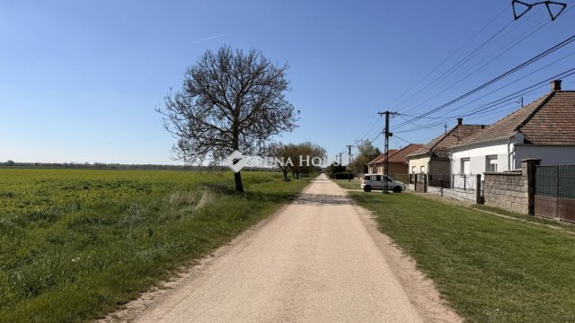 Eladó családi ház, Mosonszentmiklóson, Akácos utcában 19.9 M Ft