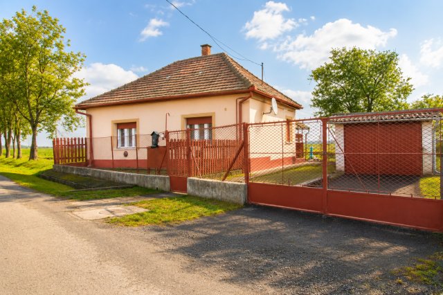 Eladó családi ház, Karácsondon 28.9 M Ft, 2 szobás