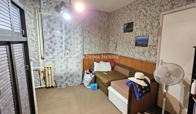 Eladó panellakás, Pécsett 46.99 M Ft, 4 szobás