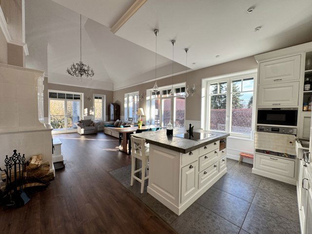 Eladó családi ház, Keszthelyen 359 M Ft, 6 szobás