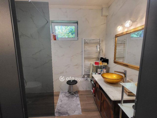 Eladó családi ház, Balatonszárszón 178 M Ft, 6 szobás