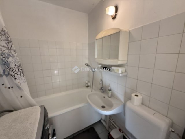 Eladó panellakás, Pécsett 36.9 M Ft, 2 szobás