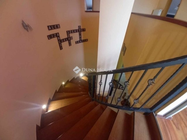 Eladó családi ház, Vecsésen 198.9 M Ft, 6 szobás