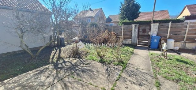 Eladó ikerház, Pécsett 29 M Ft, 2 szobás / költözzbe.hu