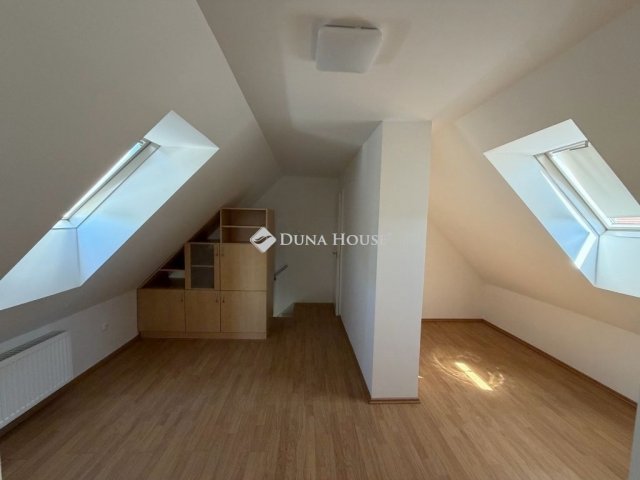 Eladó téglalakás, Pécsett 96.9 M Ft, 5 szobás