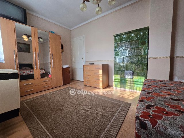 Eladó családi ház, Pápán 34.9 M Ft, 2 szobás