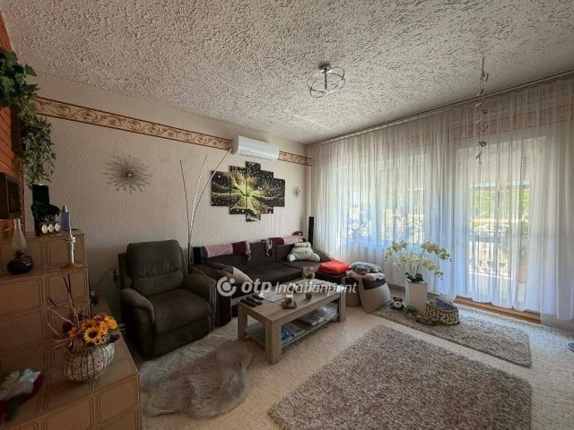 Eladó családi ház, Komlón 84.9 M Ft, 4 szobás