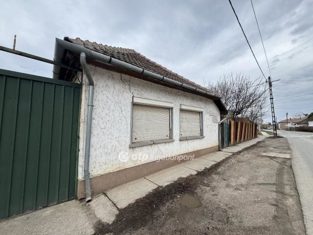 Eladó családi ház, Tiszafüreden 75 M Ft, 5+2 szobás