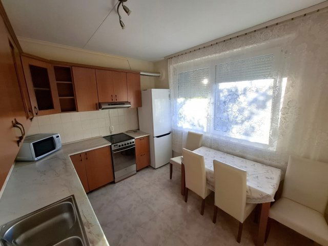 Kiadó panellakás, albérlet, Debrecenben 180 E Ft / hó, 3 szobás