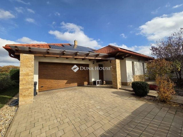 Eladó családi ház, Kistarcsán 239 M Ft, 4 szobás