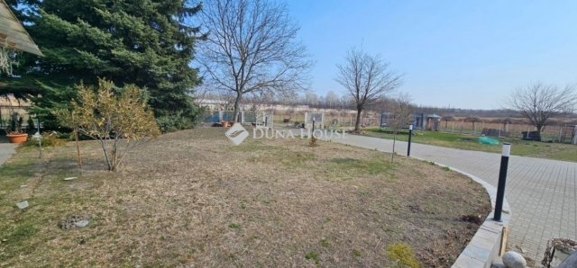 Eladó családi ház, Tápiószecsőn 159.99 M Ft, 6 szobás