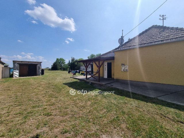 Eladó családi ház, Kertán 17.9 M Ft, 2 szobás