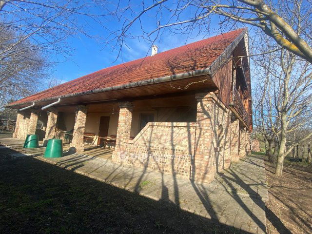 Eladó családi ház, Poroszlón 177 M Ft, 8 szobás