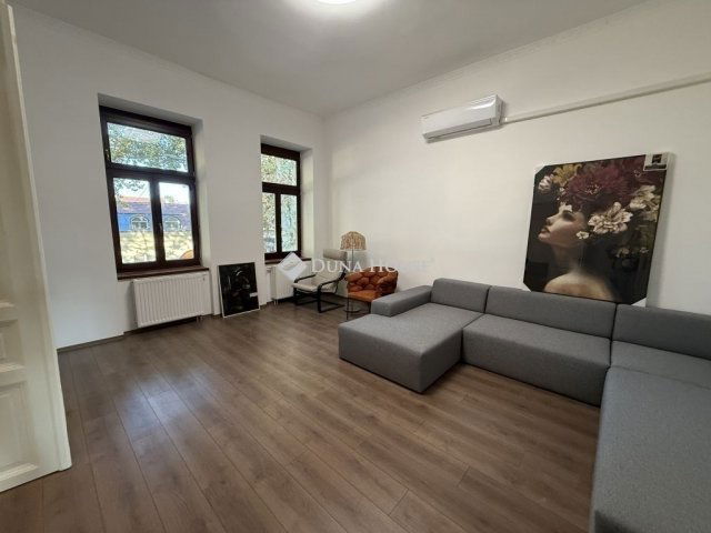 Eladó téglalakás, Pécsett 48 M Ft, 2 szobás