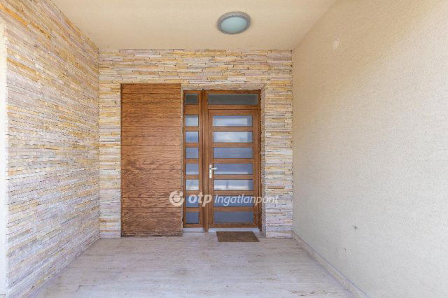 Eladó családi ház, Telkin 399.9 M Ft, 6 szobás