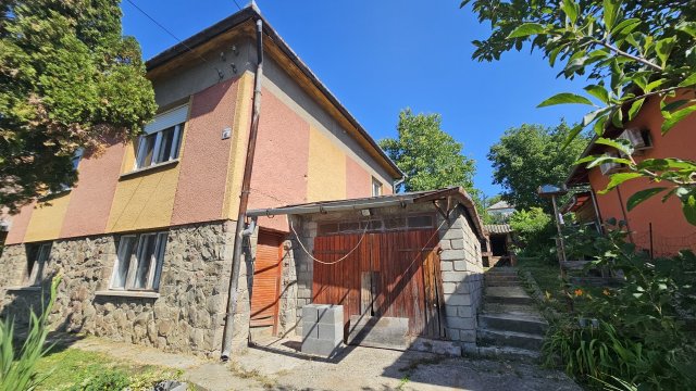 Eladó családi ház, Komlón, Gárdonyi Géza utcában 35.9 M Ft