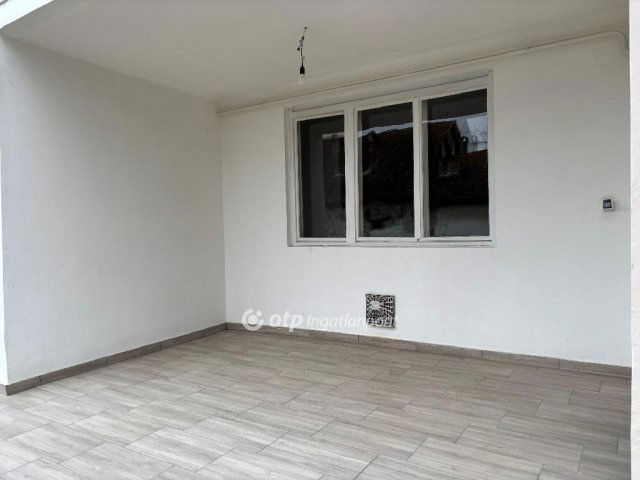 Eladó téglalakás, Békéscsabán 26.5 M Ft, 3 szobás