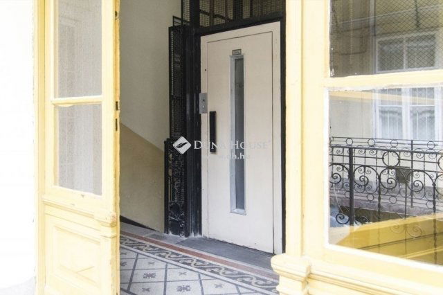 Eladó téglalakás, Budapesten, V. kerületben 199.9 M Ft, 2 szobás