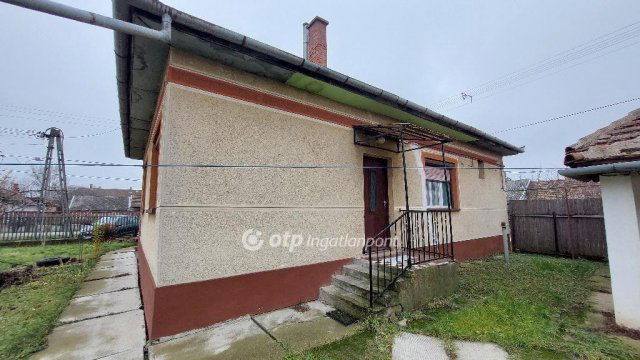 Eladó családi ház, Kisújszálláson 19.5 M Ft, 3 szobás