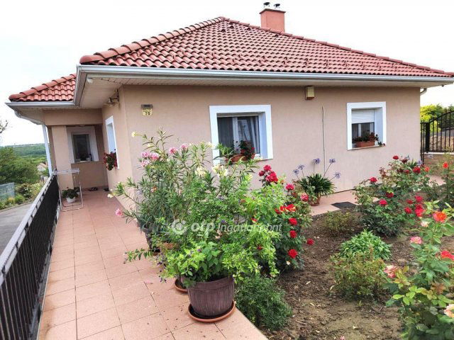 Eladó családi ház, Martonvásáron 120 M Ft, 3 szobás