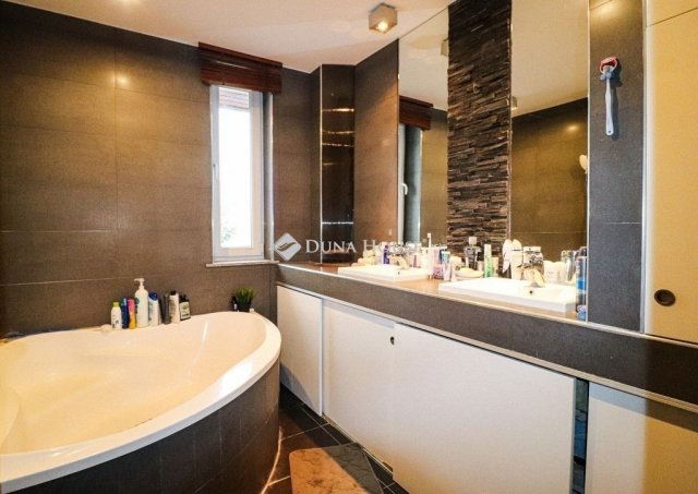 Eladó családi ház, Mogyoródon 189.9 M Ft, 5 szobás