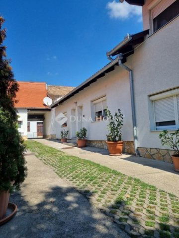 Eladó családi ház, Pécsett 269 M Ft, 12 szobás