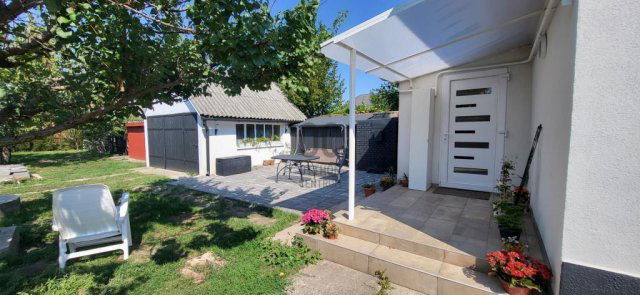 Eladó családi ház, Vecsésen 113.9 M Ft, 3 szobás