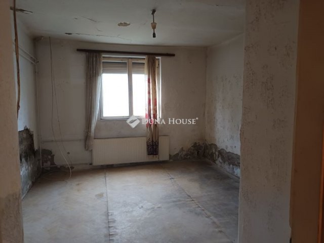 Eladó családi ház, Udvaron 8 M Ft, 4 szobás