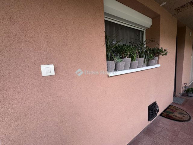 Eladó téglalakás, Pécsett, T utcában 44.9 M Ft, 2 szobás