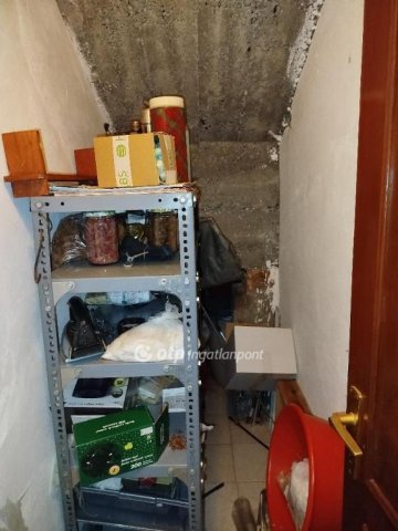 Eladó családi ház, Komlón 80 M Ft, 6 szobás
