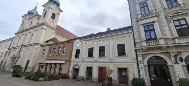 Eladó téglalakás, Pécsett 97.2 M Ft, 3 szobás