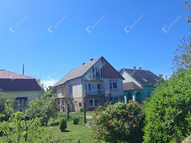 Eladó családi ház, Komáromban 100 M Ft, 8 szobás