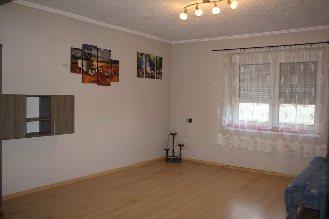 Eladó családi ház, Sarródon 40 M Ft, 3 szobás
