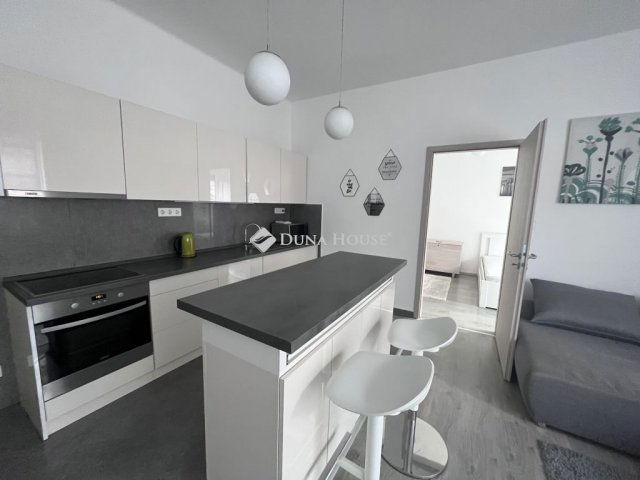 Eladó téglalakás, Pécsett, János utcában 74.99 M Ft, 3 szobás