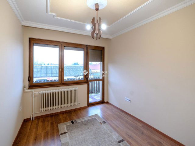 Eladó családi ház, Újfehértón 99 M Ft, 4+1 szobás