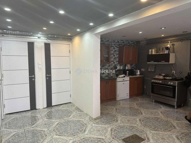 Eladó családi ház, Nagykőrösön 85 M Ft, 6 szobás