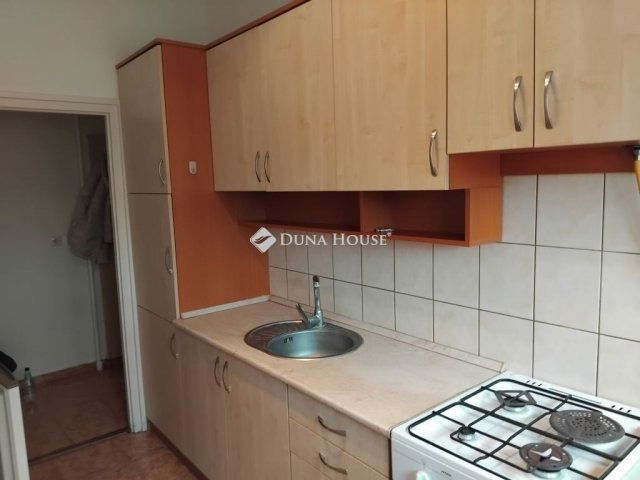 Eladó téglalakás, Pécsett 56 M Ft, 3 szobás