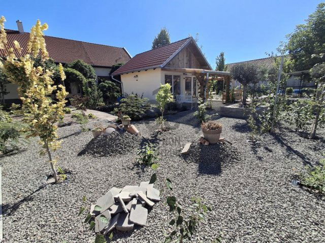 Eladó családi ház, Cegléden 210 M Ft, 4 szobás