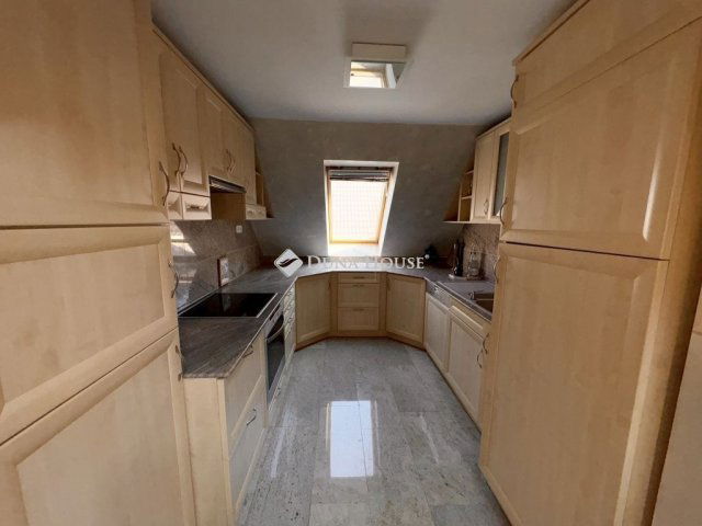 Eladó családi ház, Pécsett 211 M Ft, 10 szobás