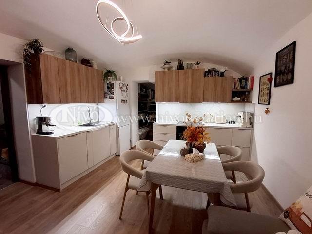 Eladó téglalakás, Veszprémben 74.9 M Ft, 3 szobás