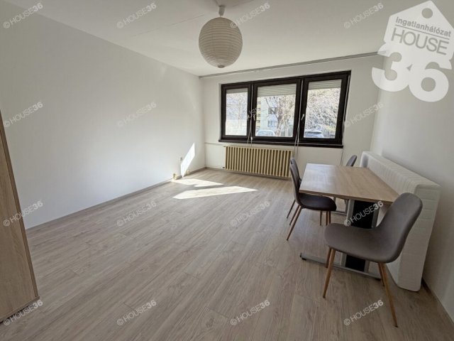 Eladó panellakás, Kecskeméten 68.8 M Ft, 3 szobás