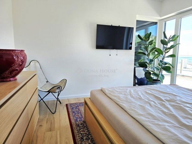 Eladó téglalakás, Pécsett 189.9 M Ft, 4 szobás