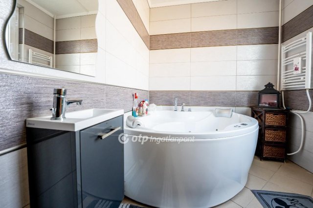 Eladó panellakás, Kazincbarcikán 46.8 M Ft, 4 szobás